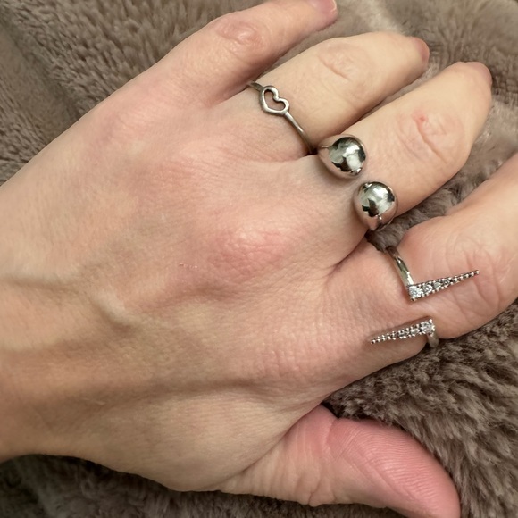 Dogeared tiny heart ring delicate stacking silver hammered - Picture 5 of 6